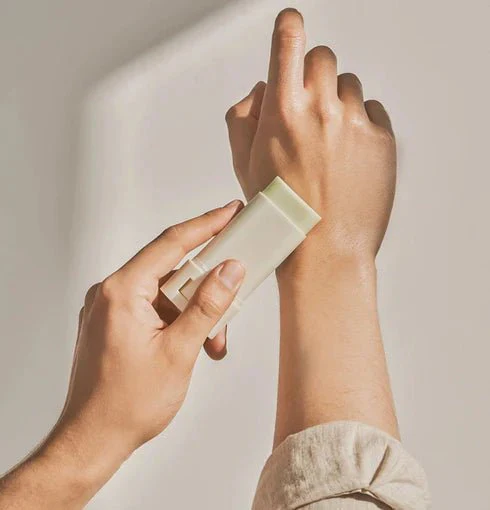 Matte Sun Stick : Mugwort + Camelia SPF50+ [18g] - Image 3